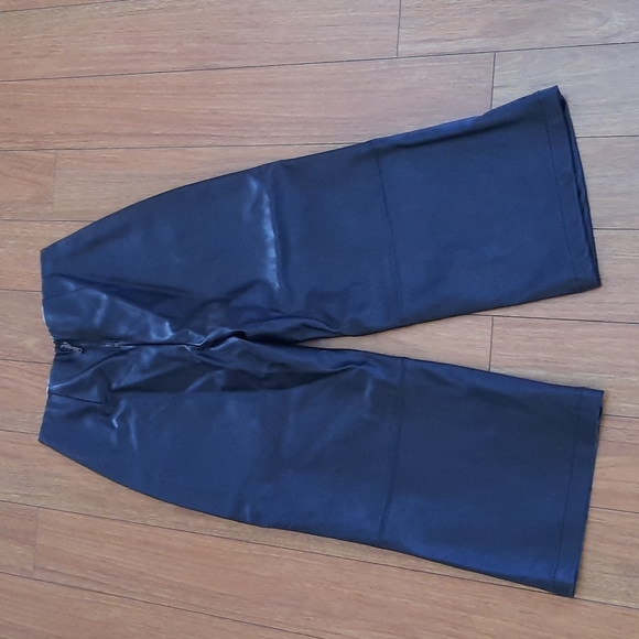 🔥🔥🔥SALE🔥🔥🔥Guess 3/4 Faux Leather Pants - Picture 2 of 5